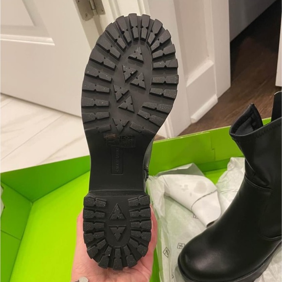 Boots - Picture 3 of 4